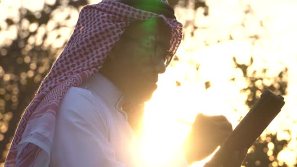 Арабский Бизнесмен Национальной Одежде Использованием Планшетных Технологий Закате — стоковое видео