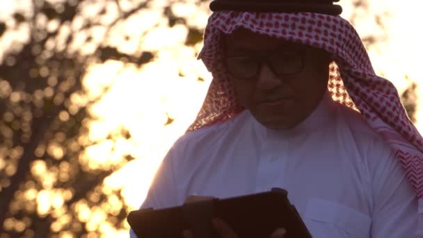 Arab Businessman Wearing National Dress Using Tablet Technology Sunset — Video Stock
