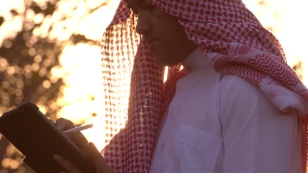 Arab Businessman Wearing National Dress Using Tablet Technology Sunset — Stockvideo