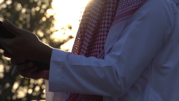 Arab Businessman Wearing National Dress Using Tablet Technology Sunset — Vídeo de stock