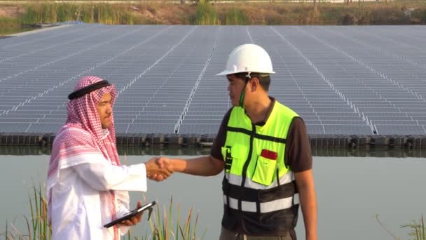 Footage Middle Eastern Arab Inspecting Solar Farm Engineer — Vídeos de Stock
