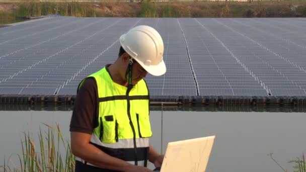 Ближневосточный Инженер Осматривает Солнечную Ферму — стоковое видео