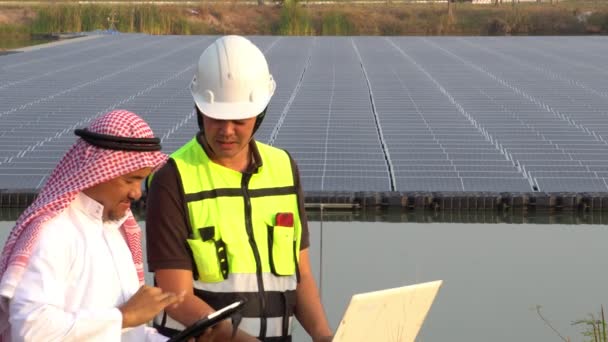 Filmato Medio Oriente Arabo Ispezionare Fattoria Solare Con Ingegnere — Video Stock