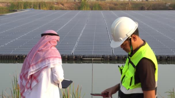 Verfilmung Araber Aus Dem Nahen Osten Inspizieren Solarpark Mit Ingenieur — Stockvideo