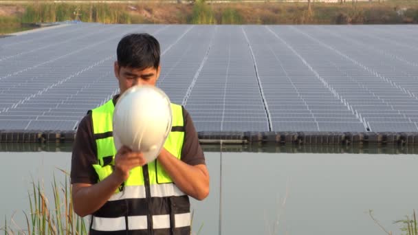 Middle Eastern Engineer Inspecting Solar Farm — Vídeo de Stock