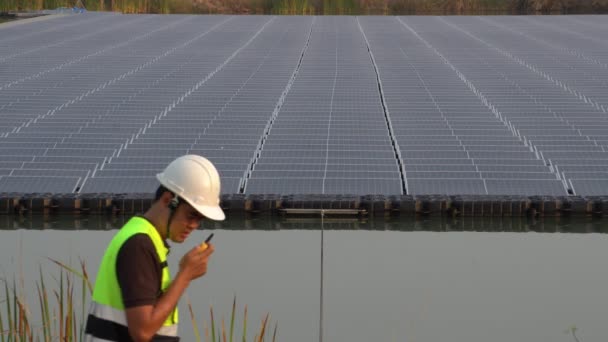 Ingeniero Oriente Medio Inspeccionando Granja Solar — Vídeo de stock
