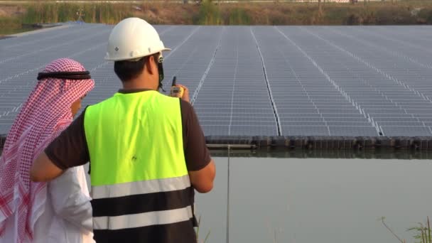 Filmagem Oriente Médio Árabe Inspecionando Fazenda Solar Com Engenheiro — Vídeo de Stock