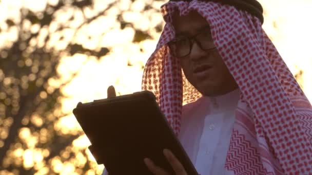 Arab Businessman Wearing National Dress Using Tablet Technology Sunset — Stok video