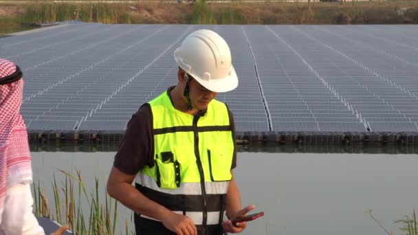 Verfilmung Araber Aus Dem Nahen Osten Inspizieren Solarpark Mit Ingenieur — Stockvideo