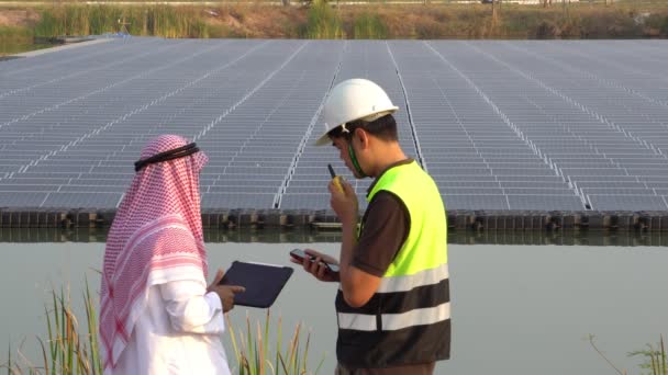 映像4K エンジニアと一緒に太陽光発電所を検査中東アラブ — ストック動画