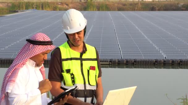映像4K エンジニアと一緒に太陽光発電所を検査中東アラブ — ストック動画