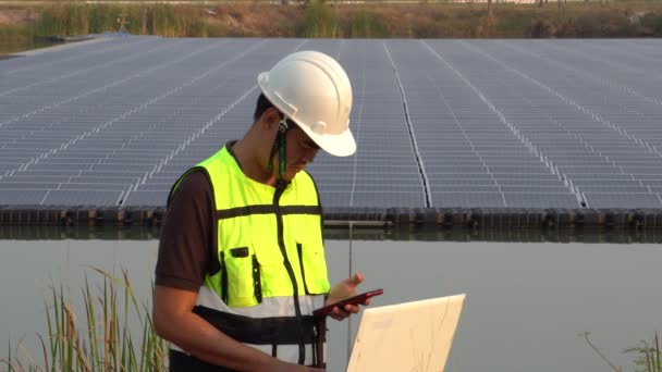 Ingeniero Oriente Medio Inspeccionando Granja Solar — Vídeos de Stock