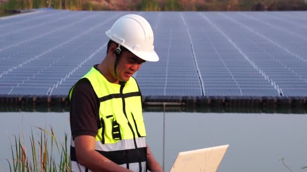 Engenheiro Oriente Médio Inspecionando Fazenda Solar — Vídeo de Stock