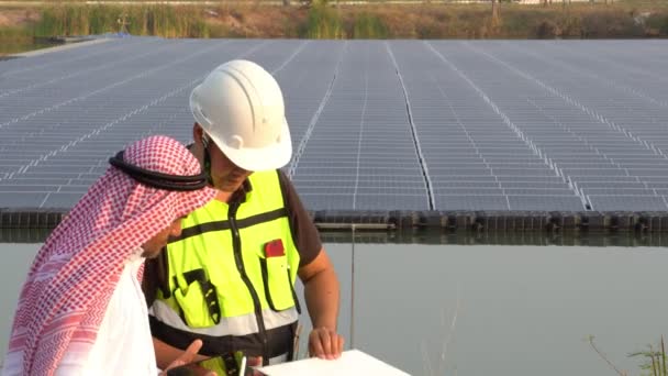 Filmación Oriente Medio Árabe Inspeccionando Granja Solar Con Ingeniero — Vídeos de Stock