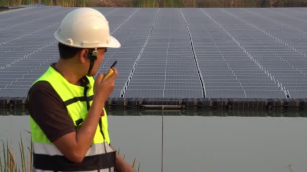 太陽光発電所を視察する中東技術者 — ストック動画