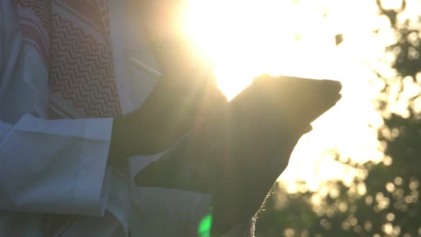 Arab Businessman Wearing National Dress Using Tablet Technology Sunset — Vídeo de Stock
