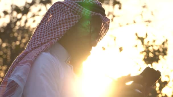 Arab Businessman Wearing National Dress Using Tablet Technology Sunset — Αρχείο Βίντεο