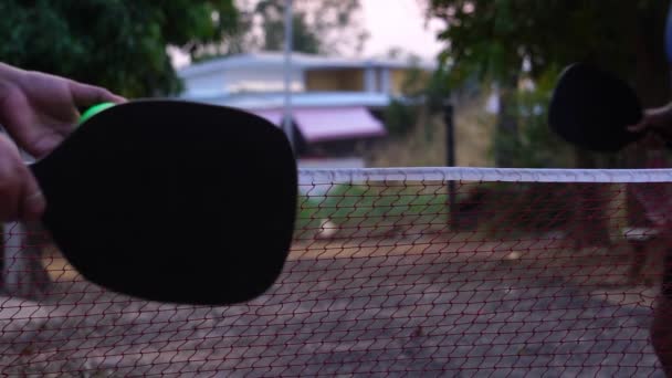 Oudere Echtpaar Pickleball Spelen Outdoor Court — Stockvideo