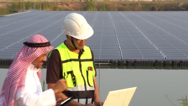Beelden Midden Oosten Arabische Inspecteren Zonneboerderij Met Ingenieur — Stockvideo