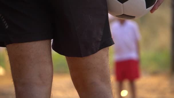 Отец Сын Играют Футбол Открытом Воздухе — стоковое видео