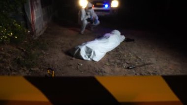 Polis ve adli tıp bir cinayeti araştırmak için bölgeyi kapatıyor.