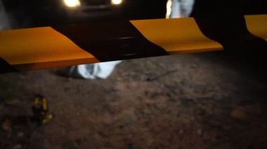 Polis ve adli tıp bir cinayeti araştırmak için bölgeyi kapatıyor.