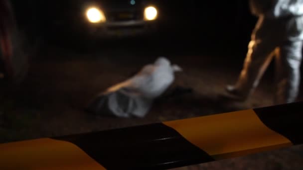 Policie Forenzní Policisté Blokují Oblast Aby Vyšetřovali Vraždu — Stock video