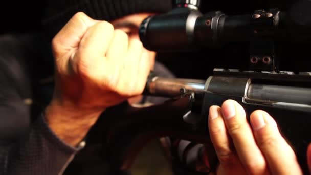ライフルを狙った警察の狙撃兵のクローズアップ映像 — ストック動画