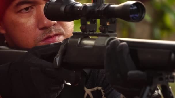 ライフルを狙った警察の狙撃兵のクローズアップ映像 — ストック動画