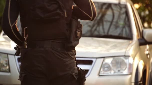 Riprese Ravvicinate Agente Polizia Uniforme Vicino Veicolo — Video Stock