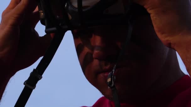 Close Footage Handsome Man Baseball Sports Uniform Helmet — Stok Video