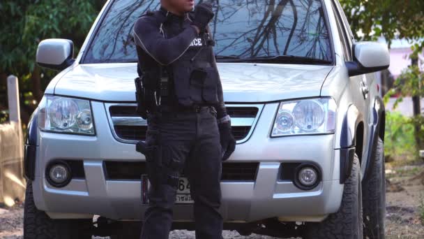 車両の近くの制服警官のクローズアップ映像 — ストック動画