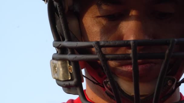 Close Imagens Homem Bonito Com Futebol Americano Esportes Uniforme Capacete — Vídeo de Stock