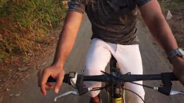 자전거를 도로를 달리는 — 비디오