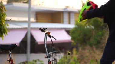 Şehir caddesinde bisikletli bir adamın yakın çekim görüntüleri.