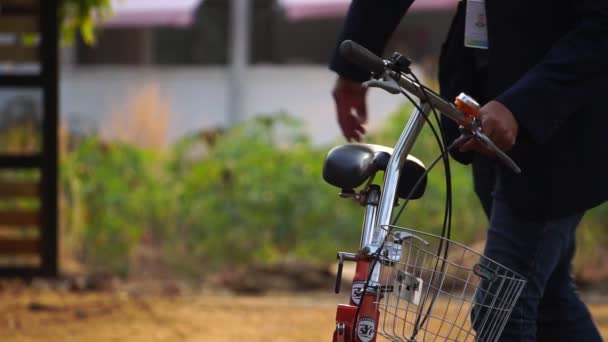 Plan Rapproché Homme Vélo Dans Rue Ville — Video