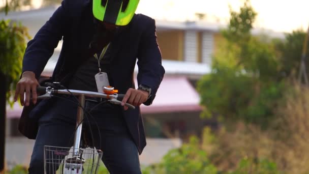 街中の自転車に乗った男の姿がクローズアップされ — ストック動画
