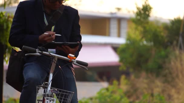 Κοντινό Πλάνο Του Ανθρώπου Ποδήλατο Στο Δρόμο Της Πόλης — Αρχείο Βίντεο