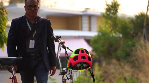 Riprese Ravvicinate Dell Uomo Bicicletta Sulla Strada Della Città — Video Stock