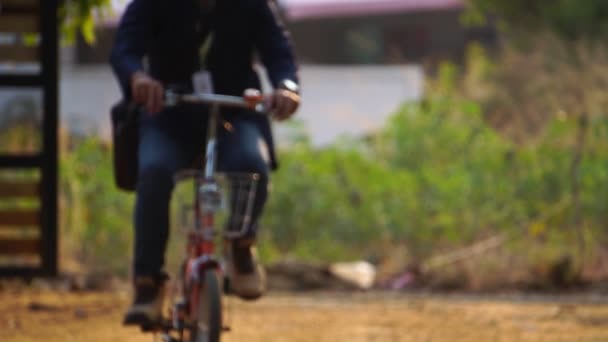 Plan Rapproché Homme Vélo Dans Rue Ville — Video