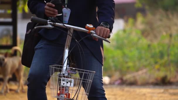 城市街道上骑自行车的男子的特写镜头 — 图库视频影像