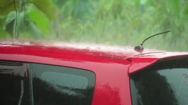 Kamera 4K: Yağmur fırtınasında kırmızı araba
