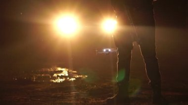 Gece caddesinde elinde silahla yürüyen bir polis memurunun görüntüsü. Anti-terörizm görev konsepti 