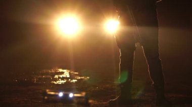 Gece caddesinde elinde silahla yürüyen bir polis memurunun görüntüsü. Anti-terörizm görev konsepti 