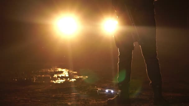 Filmagem Policial Andando Com Uma Arma Quadricóptero Uma Rua Noturna — Vídeo de Stock