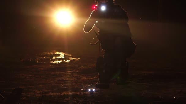警官が銃と四分儀で夜道を歩いている映像だ テロ対策の理念 — ストック動画