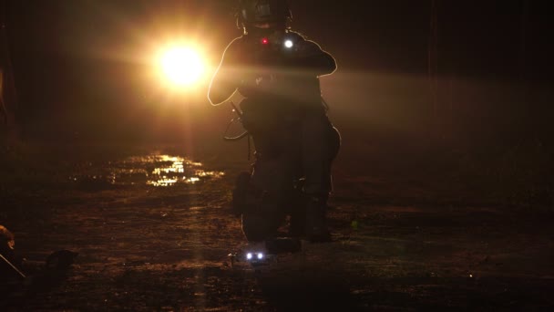 Felvétel Egy Rendőrtisztről Aki Fegyverrel Quadcopterrel Sétál Egy Éjszakai Utcában — Stock videók