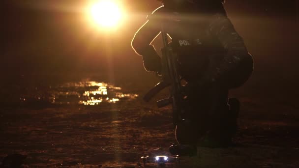 Запись Полицейского Идущего Пистолетом Квадрокоптером Ночной Улице Концепция Антитеррористической Миссии — стоковое видео