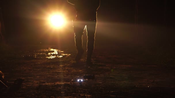 Nagranie Policjanta Chodzącego Bronią Quadcopterem Nocnej Ulicy Koncepcja Misji Antyterrorystycznej — Wideo stockowe