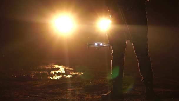 Felvétel Egy Rendőrtisztről Aki Fegyverrel Quadcopterrel Sétál Egy Éjszakai Utcában — Stock videók